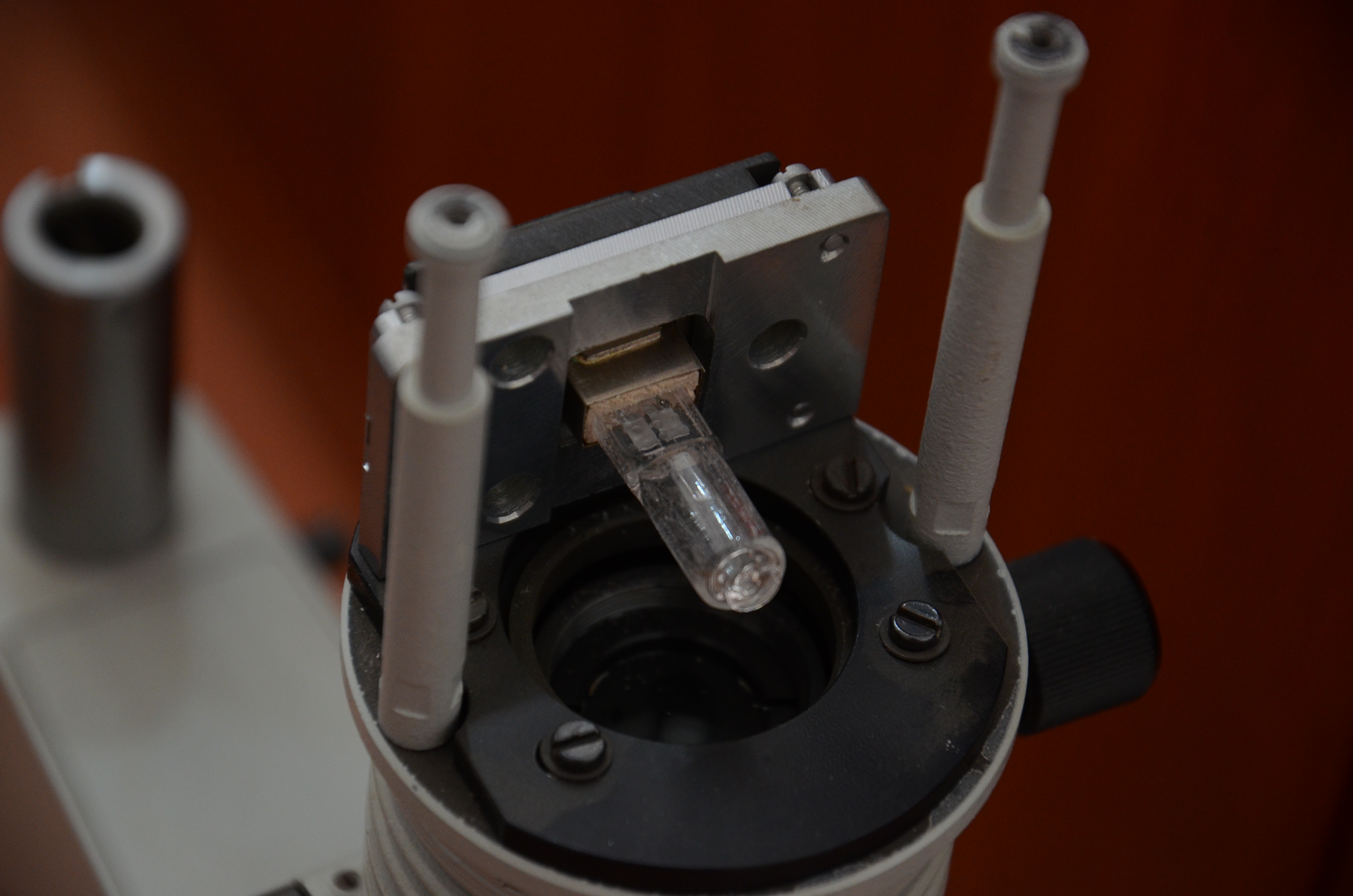 лампа КГМН 6-30 в осветителе микроскопа Биолам П-1